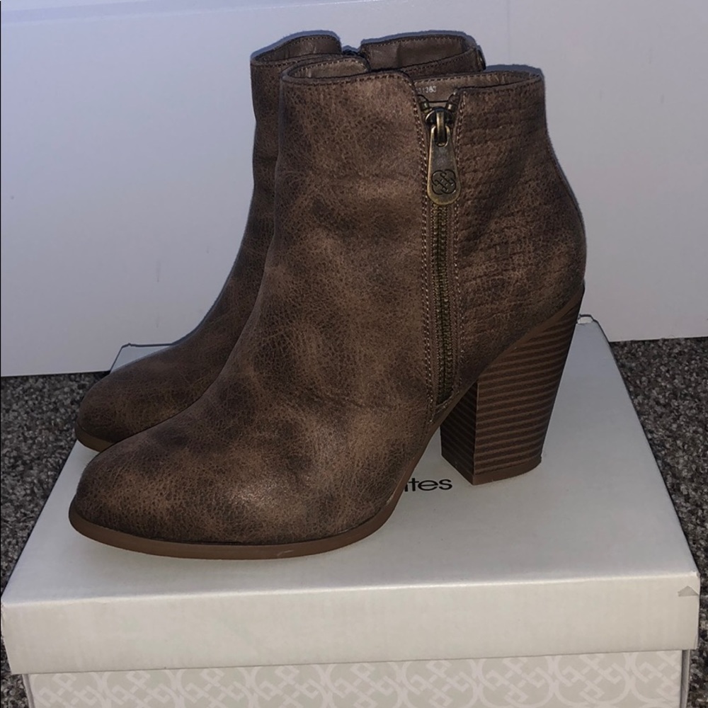 Daisy Fuentes high heeled booties